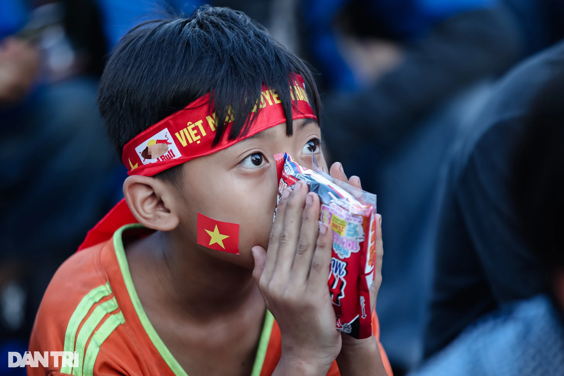 Cổ động viên TPHCM bật khóc trước trận thua của đội tuyển U22 Việt Nam - 5 Cổ động viên TPHCM bật khóc trước trận thua của đội tuyển U22 Việt Nam - 5