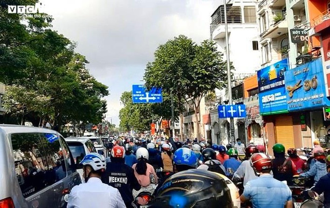 Người dân nườm nượp ra đường sau kỳ nghỉ lễ - Ảnh 16.