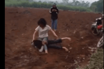 2 nữ sinh đánh nhau như trên phim, hàng loạt người đứng xem