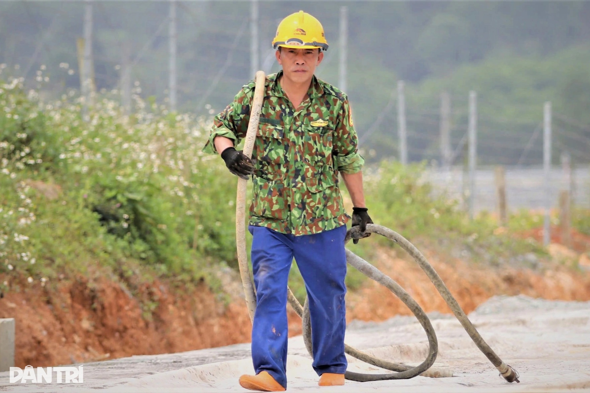 Mồ hôi rơi, bữa cơm vội trên tuyến cao tốc chào mừng đại lễ 30/4 - 7 Mồ hôi rơi, bữa cơm vội trên tuyến cao tốc chào mừng đại lễ 30/4 - 7
