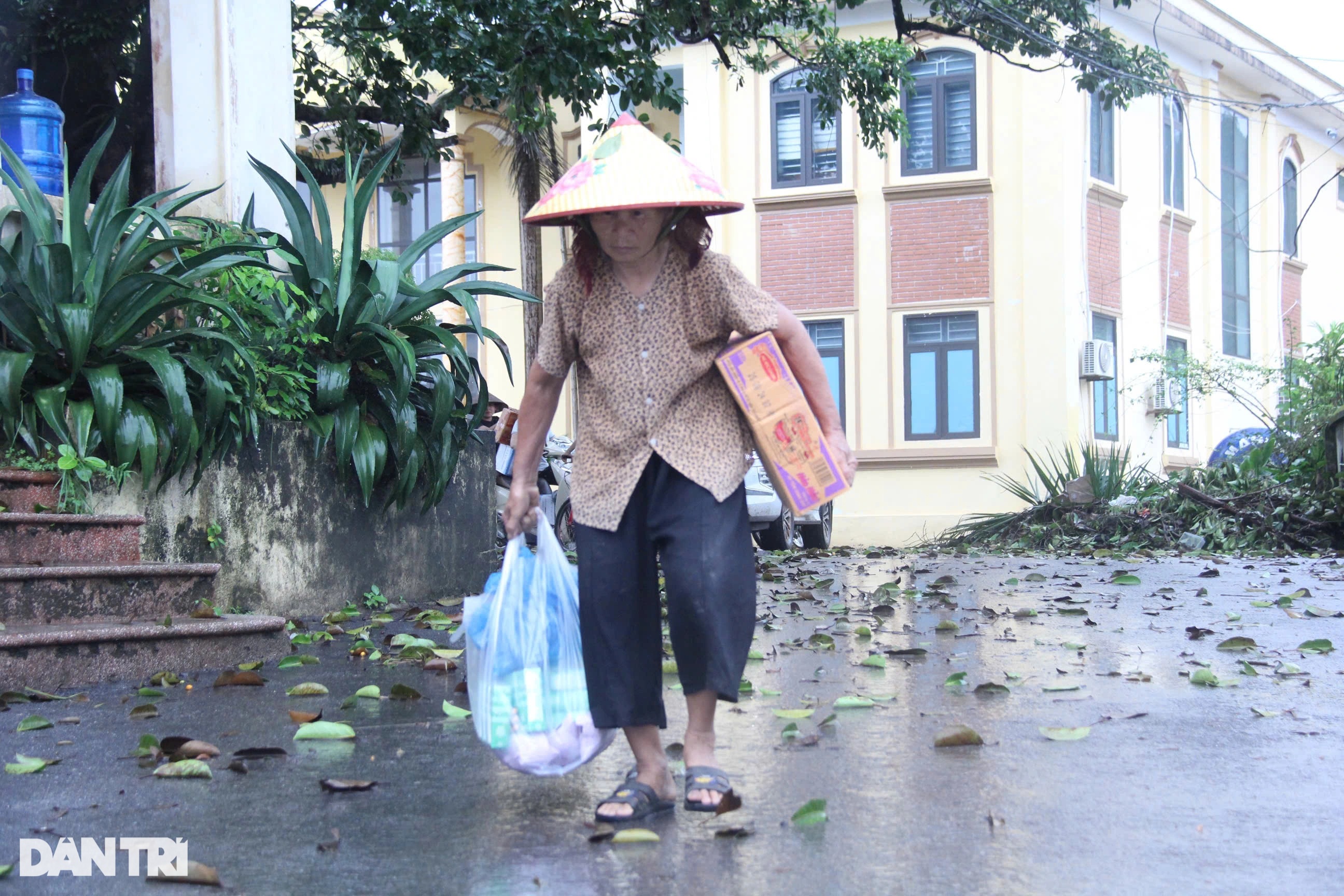 View - 6 tấn gạo cùng 2 tấn nhu yếu phẩm đến với 2 huyện lũ lụt tỉnh Bắc Giang | Báo Dân trí