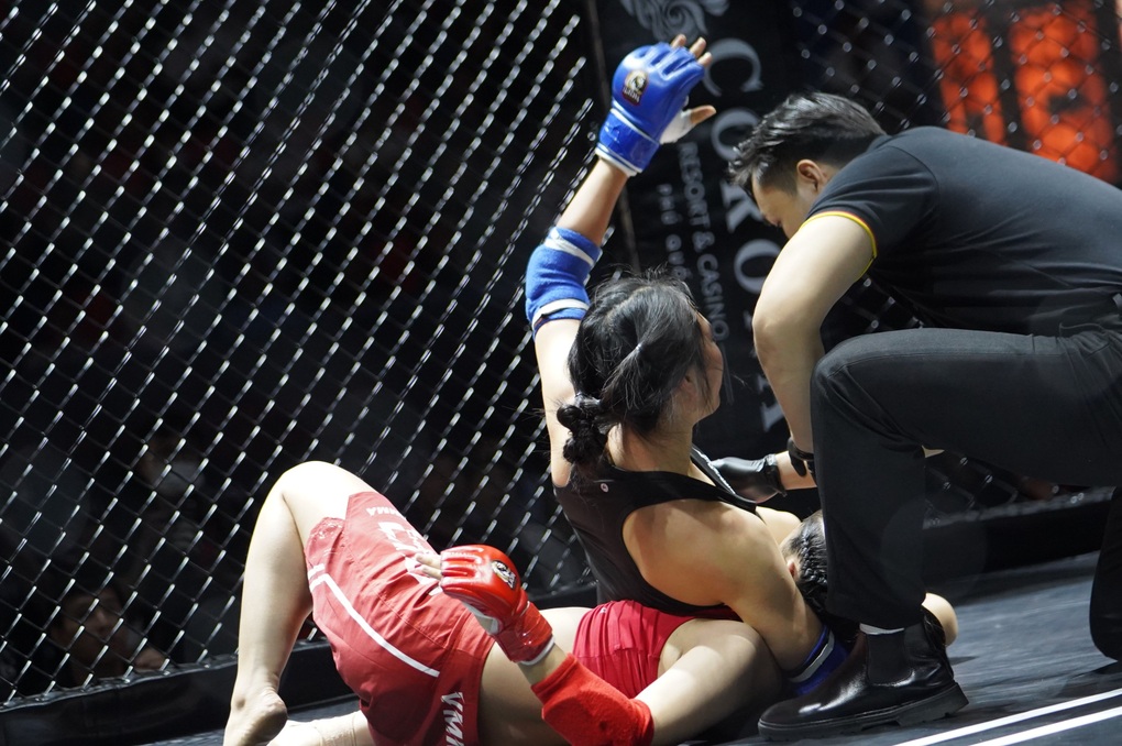 Nữ võ sĩ MMA xinh đẹp: Tôi bất ngờ khi hạ đối thủ sau 90 giây - 7 Nữ võ sĩ MMA xinh đẹp: Tôi bất ngờ khi hạ đối thủ sau 90 giây - 7