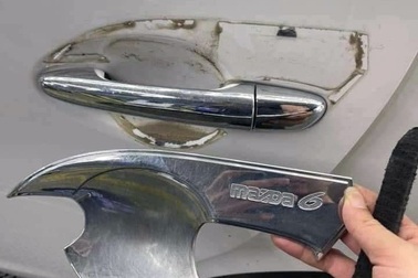 Dùng ốp trang trí cho ô tô, tài xế "tá hỏa" sau khi bóc ra