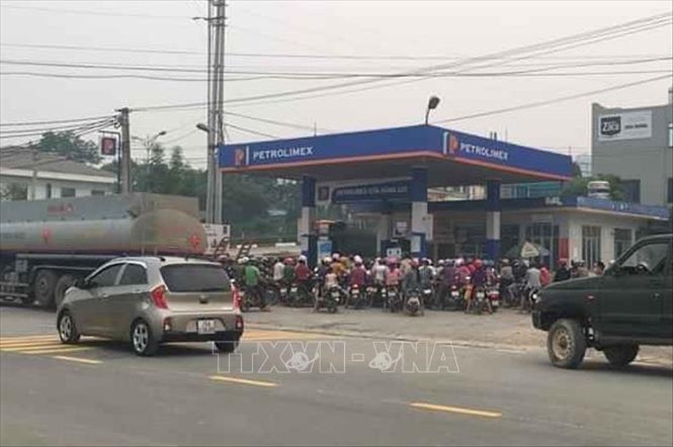 Đổ xô đi mua xăng tích trữ vì nghe đồn giảm giá mấy ngày rồi đóng cửa - 2 Đổ xô đi mua xăng tích trữ vì nghe đồn giảm giá mấy ngày rồi đóng cửa - 2