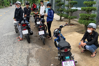 Công an mật phục giải tán 2 nhóm đua xe trái phép ở vùng ven Sài Gòn