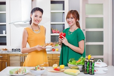 Chuẩn bị mâm cỗ ngày Tết cùng Hương Giang và Hari Won