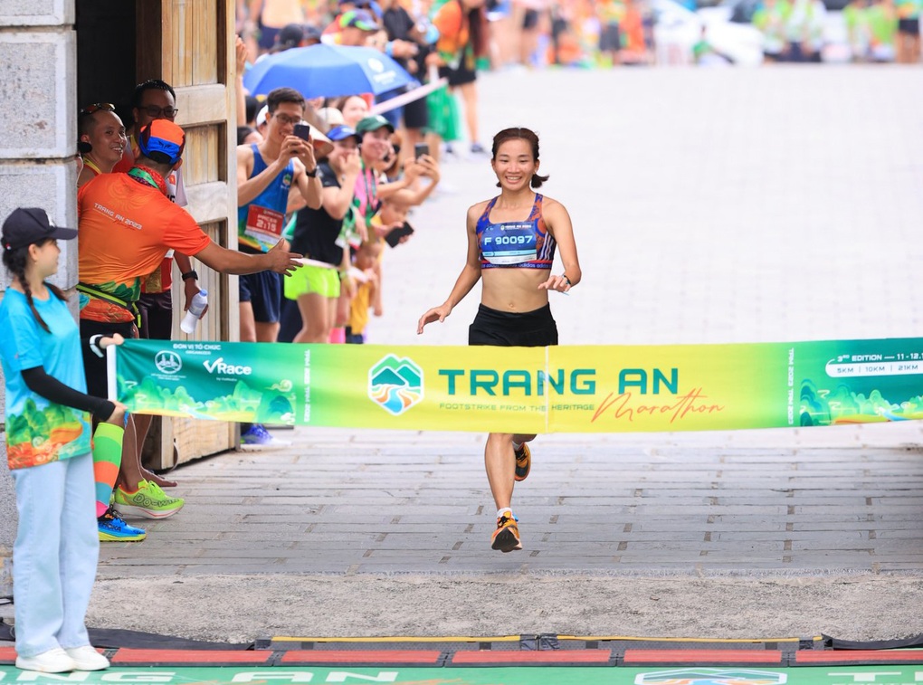 Nguyễn Thị Oanh phá kỷ lục, vô địch giải chạy Trang An Marathon 2023 - 3 Nguyễn Thị Oanh phá kỷ lục, vô địch giải chạy Trang An Marathon 2023 - 3