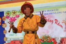 "Giang hồ mạng" mặc trang phục phản cảm đi trao quà Trung thu