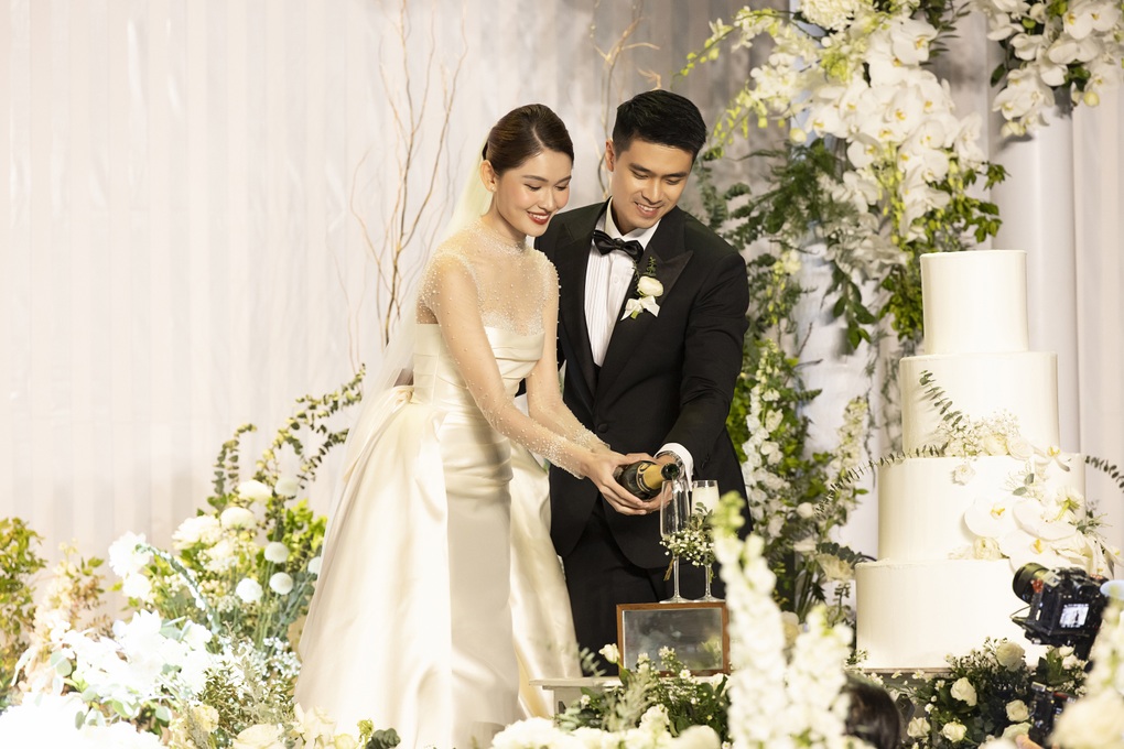 Á hậu Thùy Dung khóc nức nở trong đám cưới với chồng doanh nhân - 4 Á hậu Thùy Dung khóc nức nở trong đám cưới với chồng doanh nhân - 4