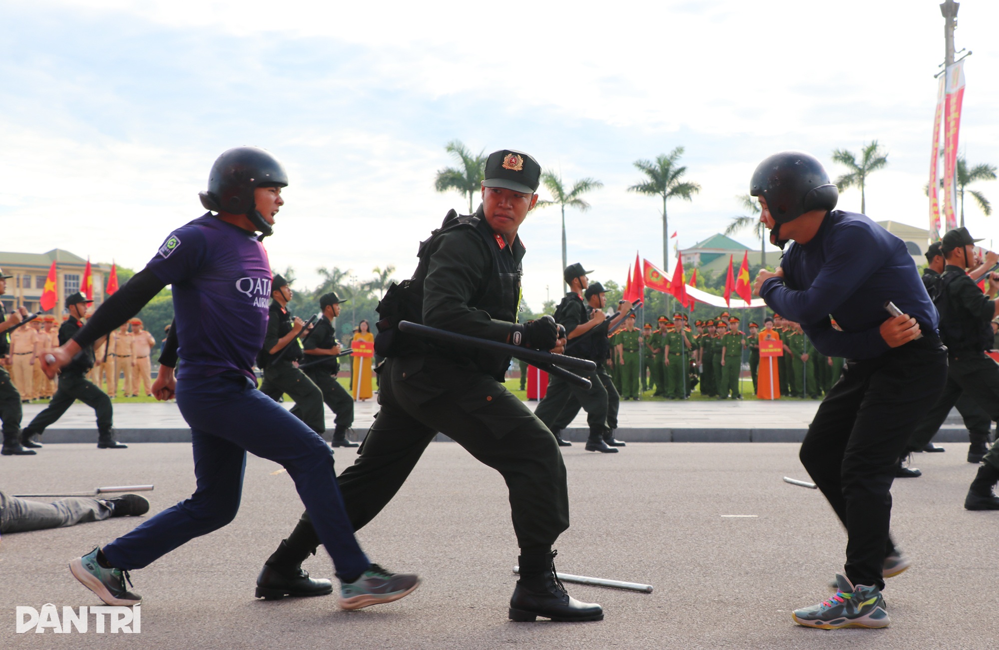 Tonton polis bergerak melakukan kemahiran yang menakjubkan dengan kayu tonfa - 8 Xem cảnh sát cơ động biểu diễn tuyệt kỹ với gậy tonfa - 8
