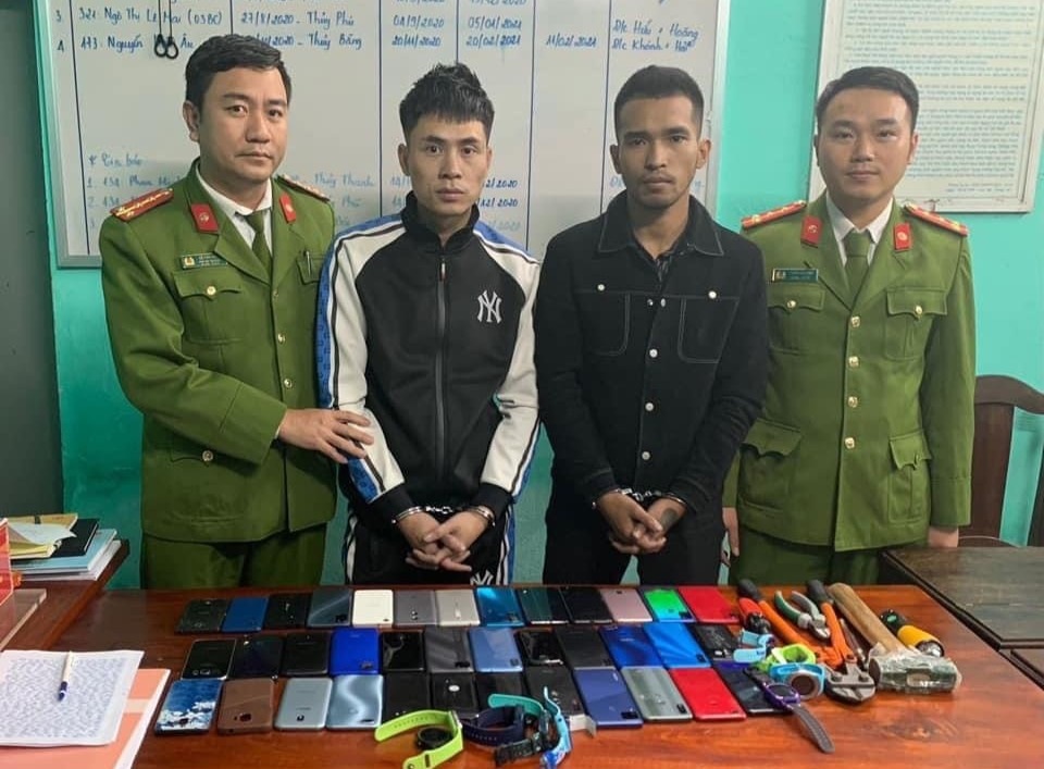 Dùng ô tô đi trộm hàng chục chiếc điện thoại - 1