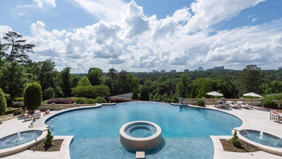 Dinh thự xa hoa như cung điện của tỷ phú điện ảnh nổi tiếng - 13