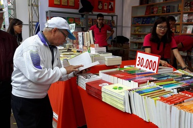 Độc giả Thủ đô "đội mưa" đến dự khai mạc Ngày Sách Việt Nam lần 3