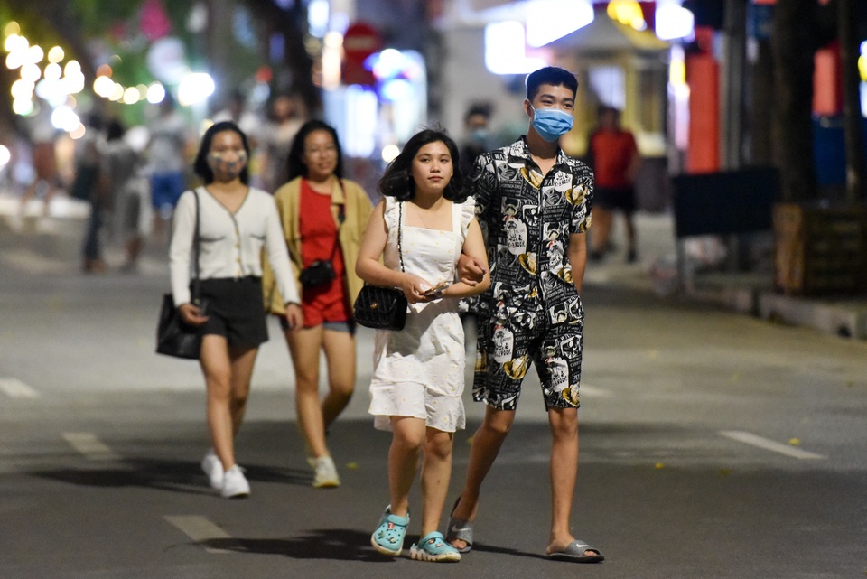 Người dân đổ về hồ Gươm trong ngày phố đi bộ mở trở lại - 11 Người dân đổ về hồ Gươm trong ngày phố đi bộ mở trở lại - 11