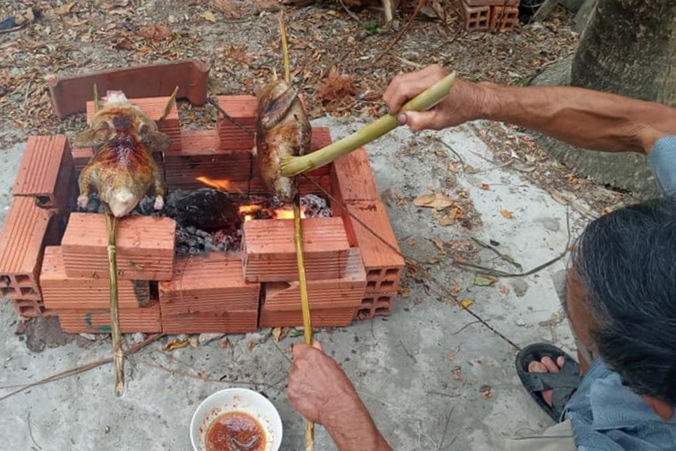 Vướng Covid-19, người dân cúng Tết thanh minh tại gia - 4 Vướng Covid-19, người dân cúng Tết thanh minh tại gia - 4