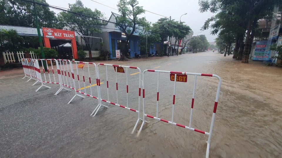 Kịp thời giải cứu toàn bộ giáo viên, học sinh khi nước lũ bủa vây trường - 7 Kịp thời giải cứu toàn bộ giáo viên, học sinh khi nước lũ bủa vây trường - 7