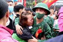 Người thân bịn rịn tiễn các tân binh lên đường nhập ngũ