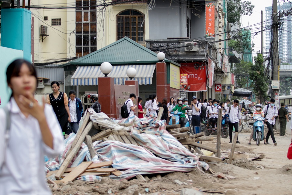 Hà Nội: Hãi hùng cảnh cạm bẫy giăng khắp nơi trên con đường đang mở rộng - 14 Hà Nội: Hãi hùng cảnh cạm bẫy giăng khắp nơi trên con đường đang mở rộng - 14