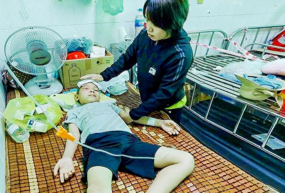 Cậu bé 7 tuổi tái ung thư: Mẹ vào thuốc... con mới sống được - 3 Cậu bé 7 tuổi tái ung thư: Mẹ vào thuốc... con mới sống được - 3