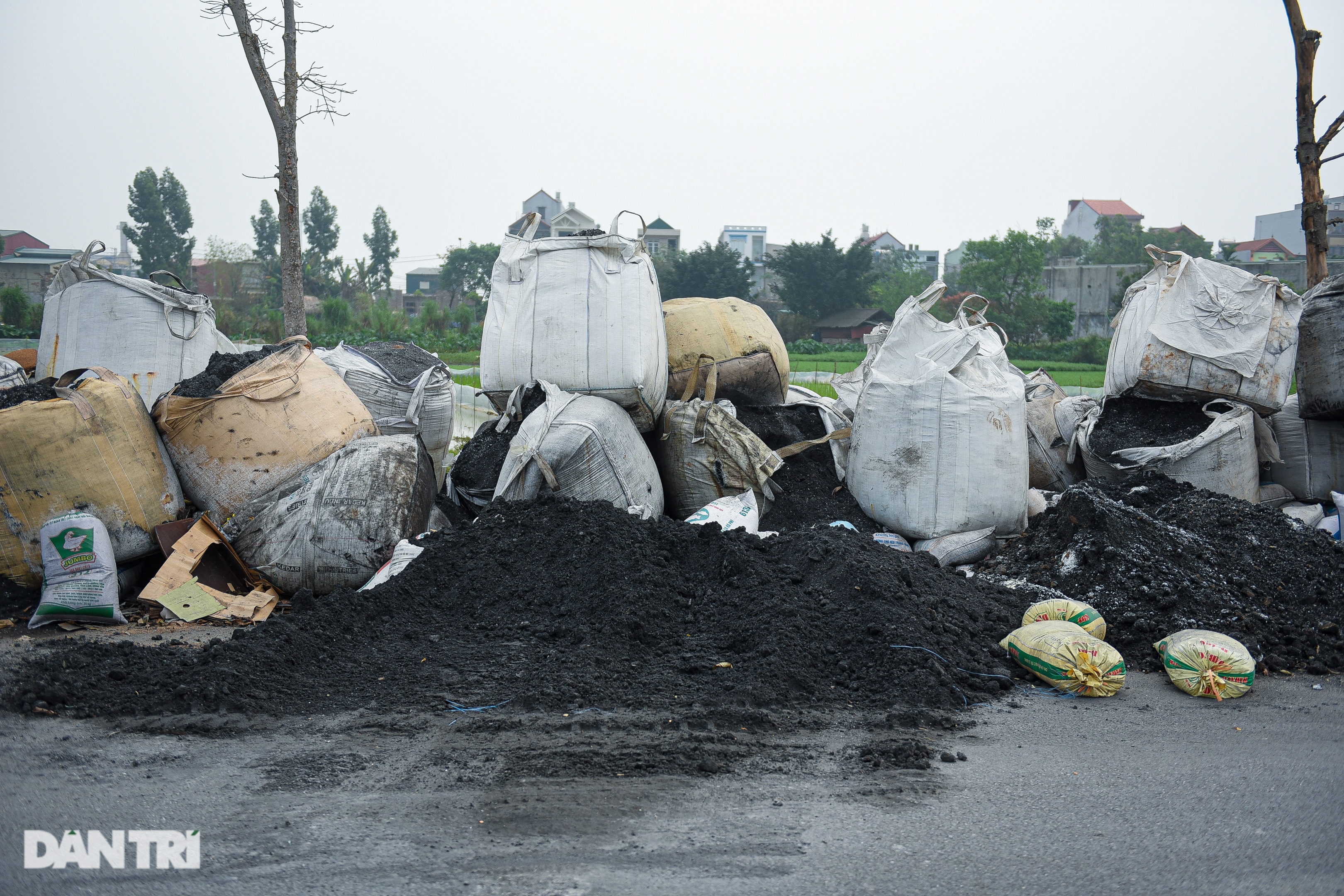 Làng ám khói, người dân nhọ nhem quanh năm vì xỉ thải nhôm ở Bắc Ninh - 10 Làng ám khói, người dân nhọ nhem quanh năm vì xỉ thải nhôm ở Bắc Ninh - 10