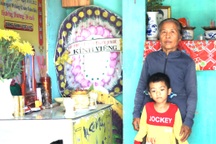 Bố mẹ mất, tương lai mịt mù của cậu bé mồ côi 6 tuổi