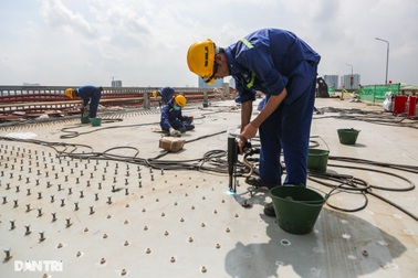 Đổ bê tông siêu tính năng, hàn hàng triệu đinh neo lên mặt cầu Thăng Long