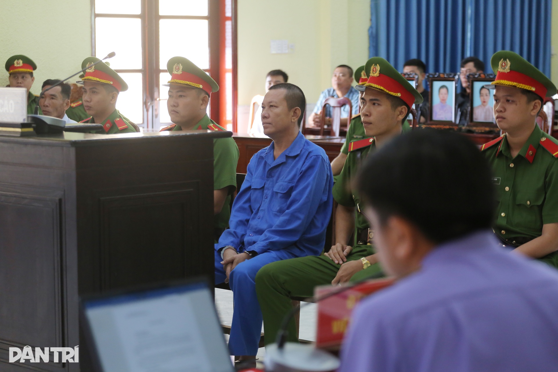 Hàng trăm người theo dõi phiên tòa xử vụ thảm án 3 người chết ở Tây Ninh - 7