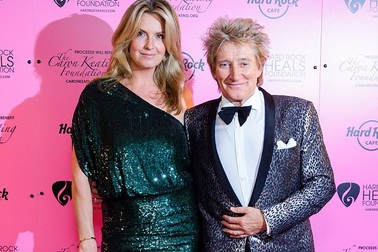 Người mẫu Anh cao "vượt trội" khi sánh vai chồng dự tiệc