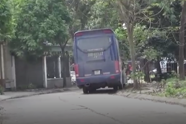 Hà Nội: Xe khách len lỏi trong nội đô đón, trả khách trái phép