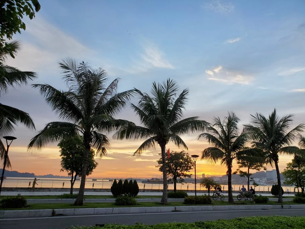 Hình ảnh Hạ Long nhộn nhịp cuộc sống mới trên bãi biển, sân bóng… - 7