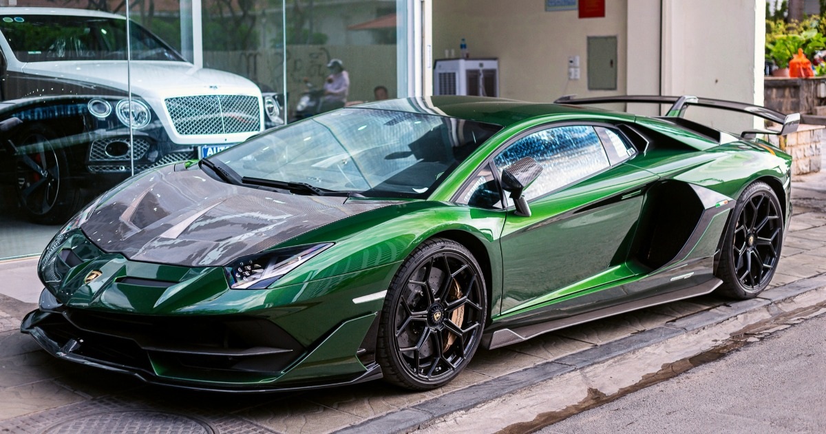 Một chiếc Lamborghini Aventador SVJ mới đây xuất hiện trên thị trường xe cũ, nhận được nhiều tranh cãi. Theo chia sẻ của người bán, xe thuộc đời 2020, nhập khẩu bởi đơn vị tư nhân về Việt Nam từ 2021. Sau 3 năm sử dụng, đồng hồ công-tơ-mét của xe hiển thị 7.159 km. Mức giá được người bán đưa ra là 19,99 tỷ đồng (Ảnh: Tiến Dũng).