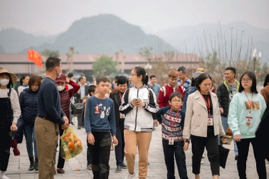 Hàng nghìn người đổ về chùa Tam Chúc du xuân