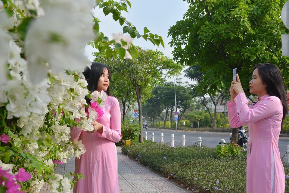 Giới trẻ tha hồ sống ảo bên tường hoa giấy cực đẹp ở Sài Gòn - 9 Giới trẻ tha hồ sống ảo bên tường hoa giấy cực đẹp ở Sài Gòn - 9