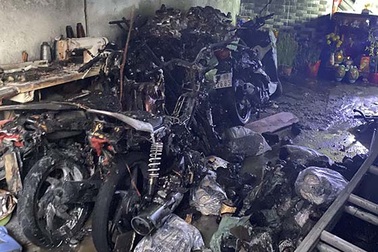 Cảnh sát cứu 5 người kẹt trong “biển lửa” ngày mùng 1 Tết