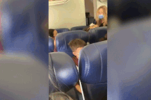 Đấm vào mặt tiếp viên hàng không, nữ hành khách đối mặt với án 20 năm tù