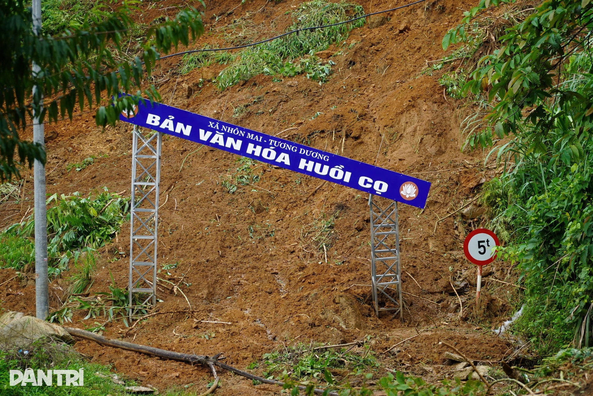 Quốc lộ bị xé toang, cuốn trôi, dân băng rừng về nhà sau trận lũ kinh hoàng - 11 Quốc lộ bị xé toang, cuốn trôi, dân băng rừng về nhà sau trận lũ kinh hoàng - 11