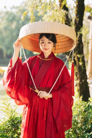Lọ Lem tuổi 20: Nhan sắc rạng ngời "cầm kỳ thi họa", sở hữu xe tiền tỷ - 6