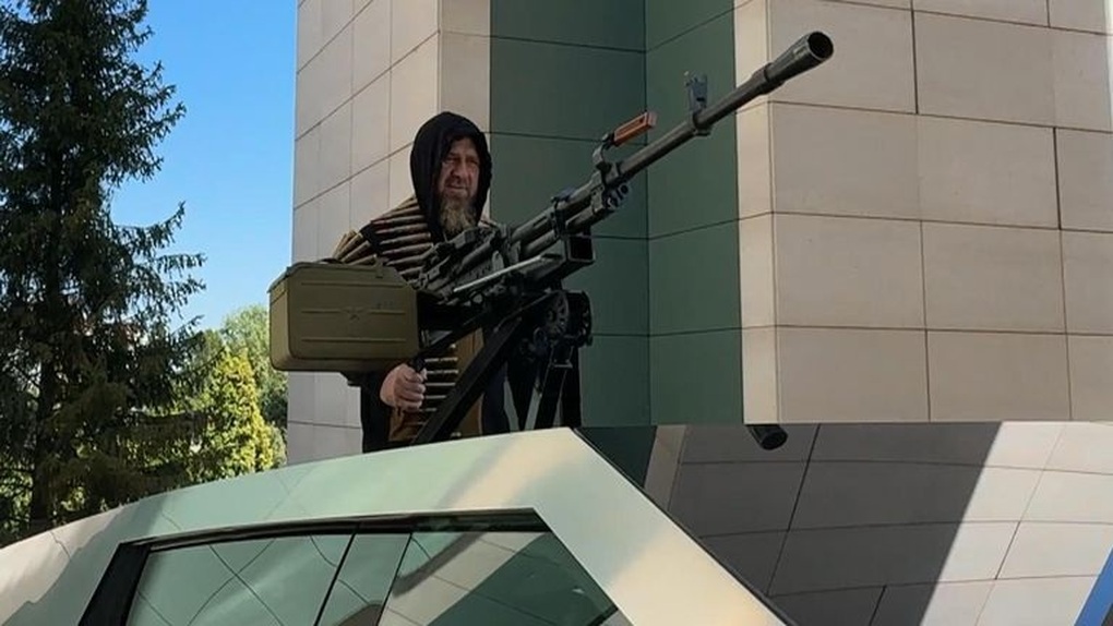 Lãnh đạo Chechnya tiết lộ thêm về siêu xe được tỷ phú Elon Musk tặng - 1