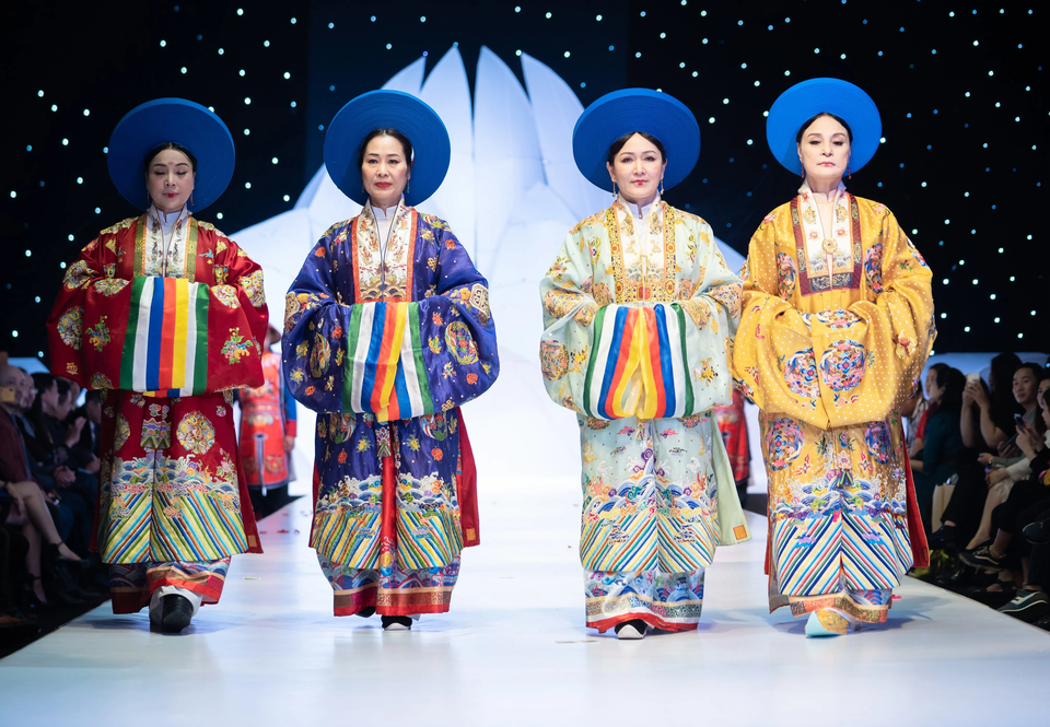 NSND Hoàng Cúc, Thu Hà, Chiều Xuân trình diễn cổ phục thời Nguyễn - 1 NSND Hoàng Cúc, Thu Hà, Chiều Xuân trình diễn cổ phục thời Nguyễn - 1