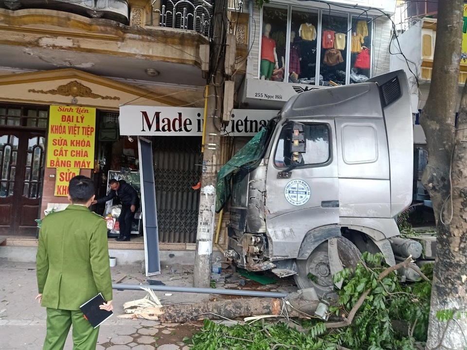Hà Nội: Xe bồn càn quét vỉa hè - 1 Hà Nội: Xe bồn càn quét vỉa hè - 1