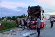 Đoàn du khách đi nghỉ mát gặp nạn, 1 người chết, 14 người bị thương