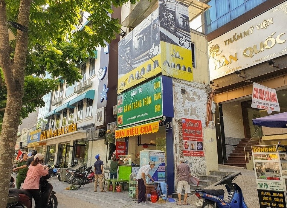 Nhà “siêu mỏng, siêu méo” đua nhau mọc trên đường đang mở rộng ở Thủ đô - 15 Nhà “siêu mỏng, siêu méo” đua nhau mọc trên đường đang mở rộng ở Thủ đô - 15