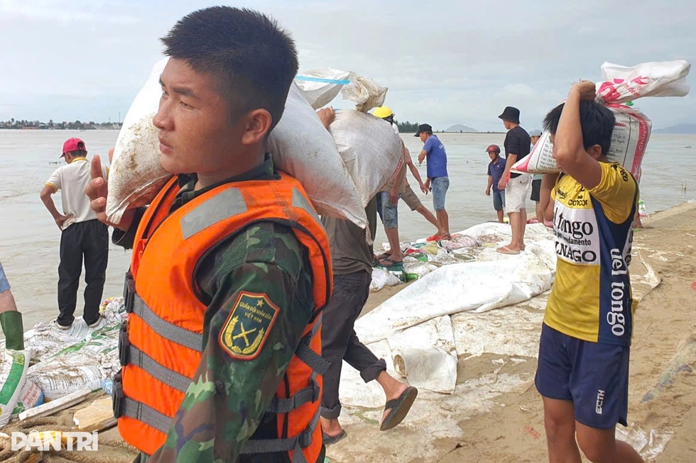 Diễn biến trận đại hồng thủy ở miền Trung, nhiều nơi chìm trong biển nước - 3 Diễn biến trận đại hồng thủy ở miền Trung, nhiều nơi chìm trong biển nước - 3