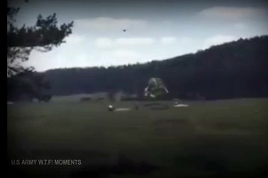 Xe bọc thép Mỹ rơi tự do trong tập trận