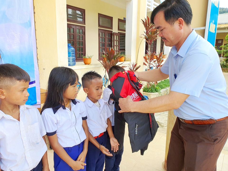 Trao tặng 500 áo ấm đến với học sinh vùng cao Quảng Nam - 3