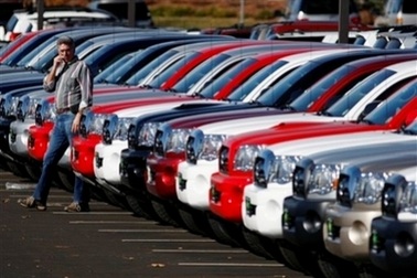 GM hạ lương, cắt giảm nhân công 