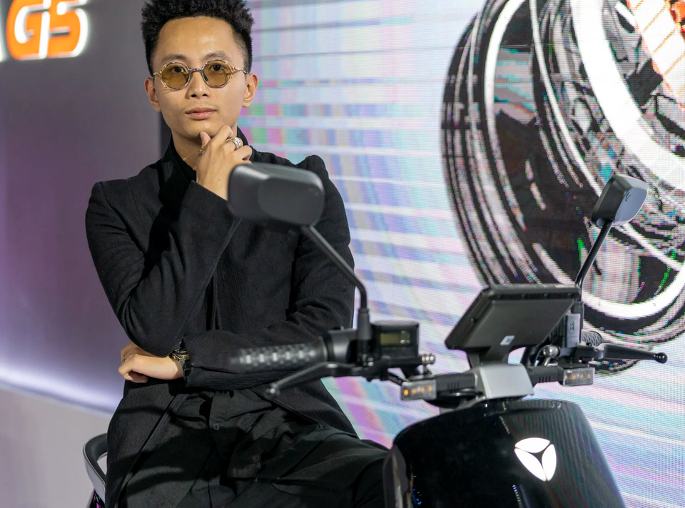 Phương Ly khoe chân thon trên sân khấu - 3 Phương Ly khoe chân thon trên sân khấu - 3