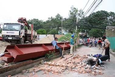 Thanh sắt hơn 3 tấn rơi sập tường, đè 2 người trọng thương