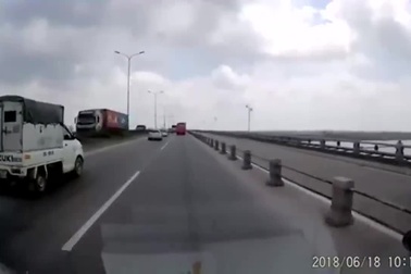 Xe tải vượt ẩu gây tai nạn cho xe khác rồi lập tức bỏ chạy tại Hà Nội