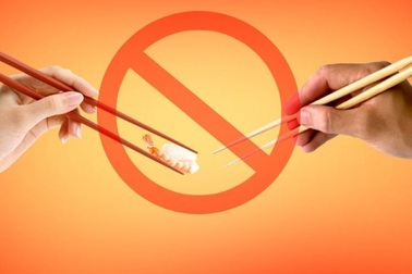 Ăn đũa, hôn hít, mớm cơm: HP lan tràn ra đấy!